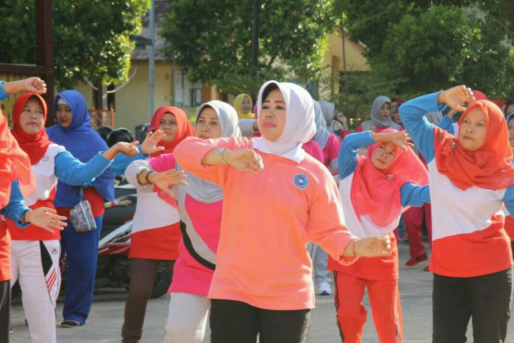 Ketua TP PKK Kota Tanjungpinang, Hj. Handayani Ariza saat senam bersama para kader Posyandu di halaman Kantor Camat Tanjungpinang Barat.