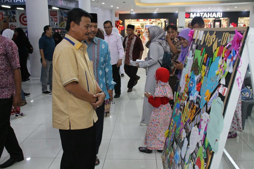 Pj Wako Tanjungpinang Drs R Ariza saat menghadiri acara Pentas Seni yang di Gelar Al - Madinah di Mall TCC Tanjungpinang