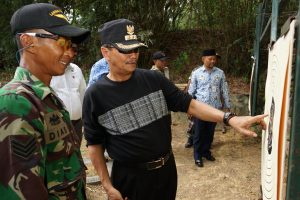 Pj Wali Kota Tanjungpinang, Drs. Raja Ariza, MM saat ikuti latihan menembak di Danlanudal Tanjungpinang