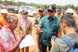 Bupati Bintan, Apri Sujadi saat meninjau Waduk Kawal