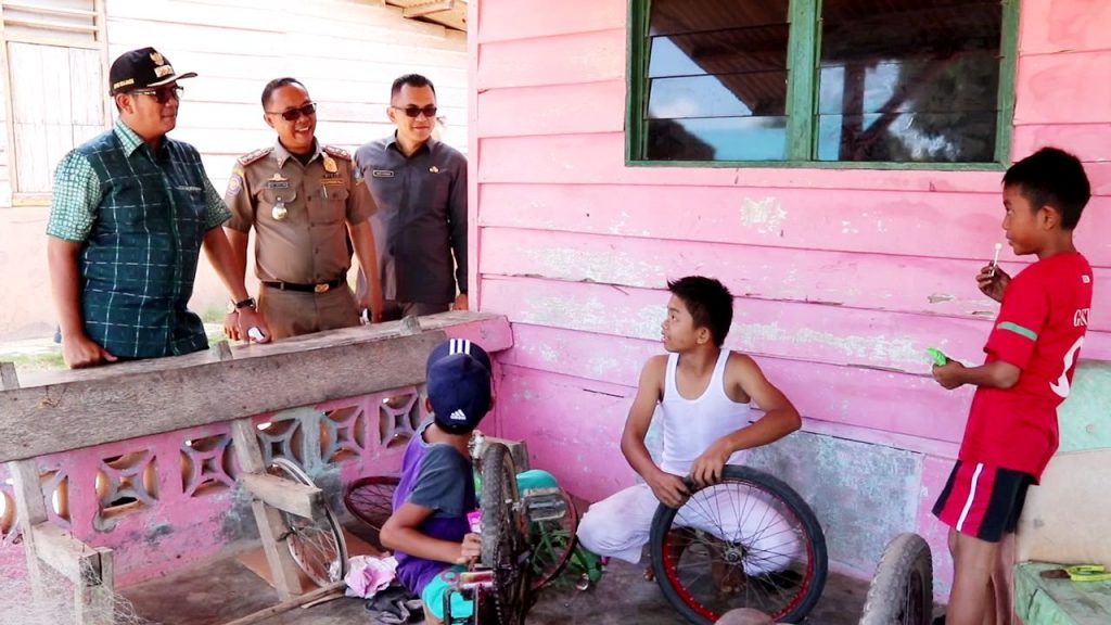 Dipa saat dikunjung Bupati Bintan Apri Sujadi di Rumah Orang tuanya di Desa Malang rapat, Bintan