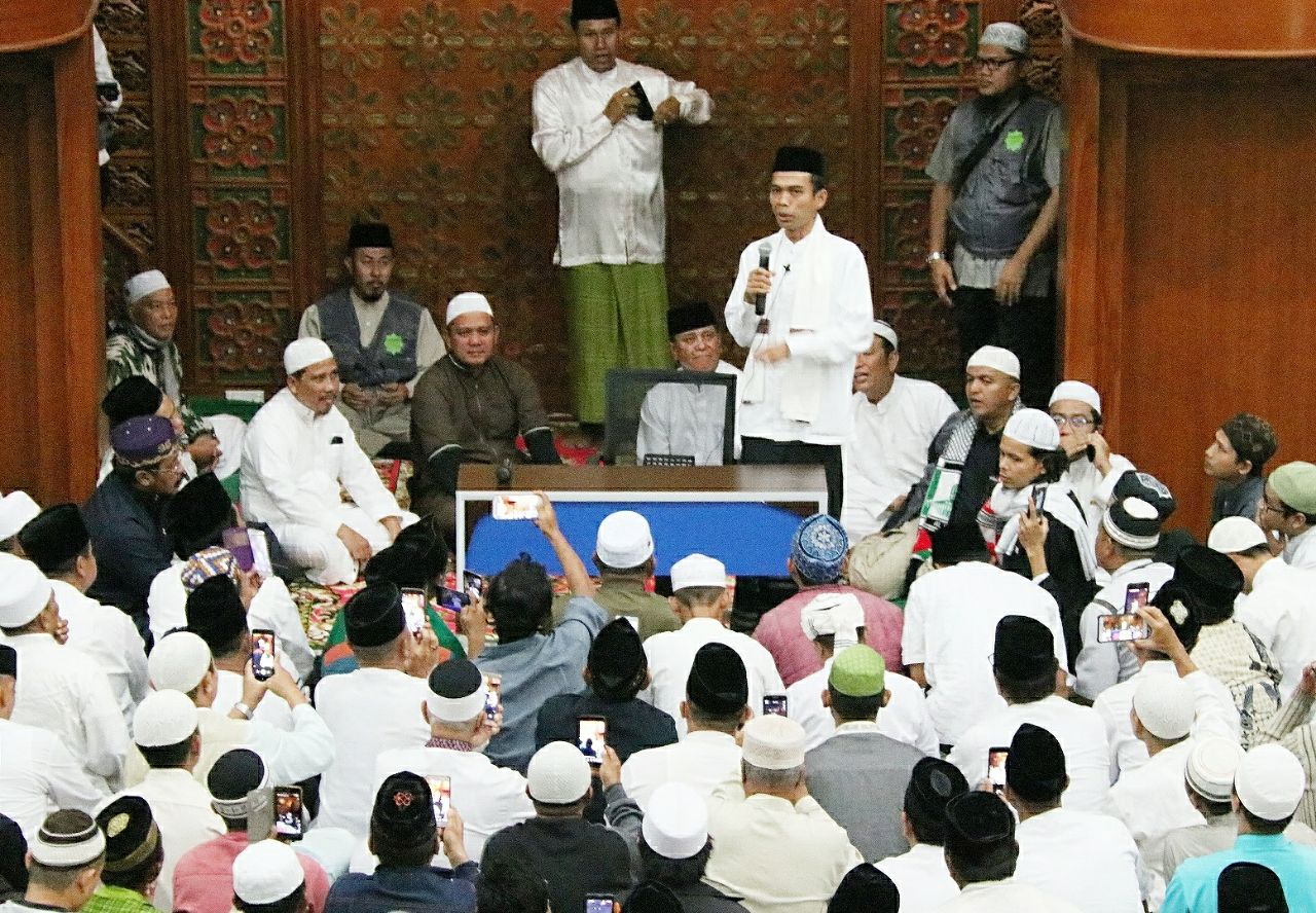 Ribuan masyarakat Bintan saat mengadiri acara tausiah Ustad Abdul Somad di Kijang