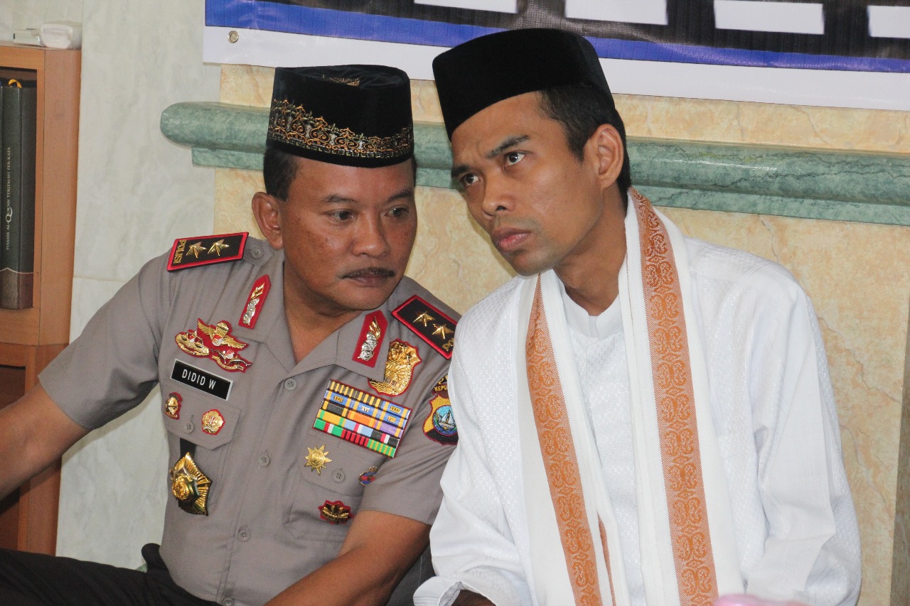 Foto Kapolda Kepri Irjen Pol Drs. Didid Widjanardi, SH bersama Ustardz Abdul Somad.