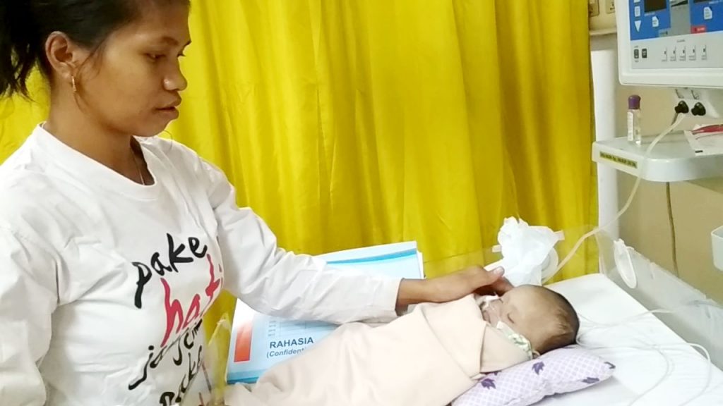 Davit didampingi ibunya Supinah di RSUD Bintan
