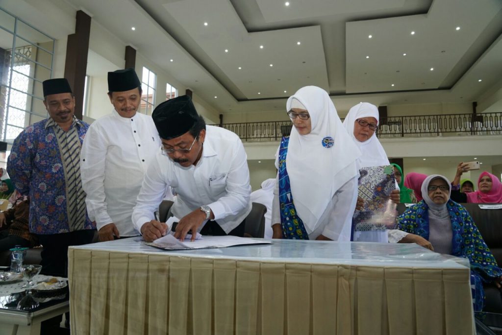 Gubernur Kepri H Nurdin Basirun saat menghadiri pelantikan dan rapat kerja Daerah BMKT di Aula Asrama Haji, Tanjungpinang,