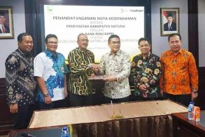 Bupati Natuna Abdul Hamid Riza bersama pihak Bank Riau Kepri, foto Hum Prov