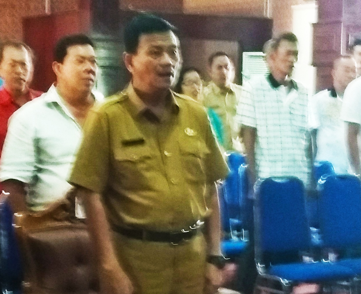 Pj Walikota Tanjungpinang Drs Raja Ariza saat menyayikan lagu Wajib di Gedung Arsip Tanjungpinang