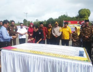 Ketua IWO Tanjungpinang, Iskandar Syah saa menandatangani perjanjian Deklarasi Pilkada