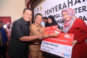 Penjabat (Pj) Wali Kota Tanjungpinang, Drs. H. Raja Ariza, MM, sat menyerahkan Kartu Keluarga Sejahtera (KKS) Program Keluarga Harapan (PKH)