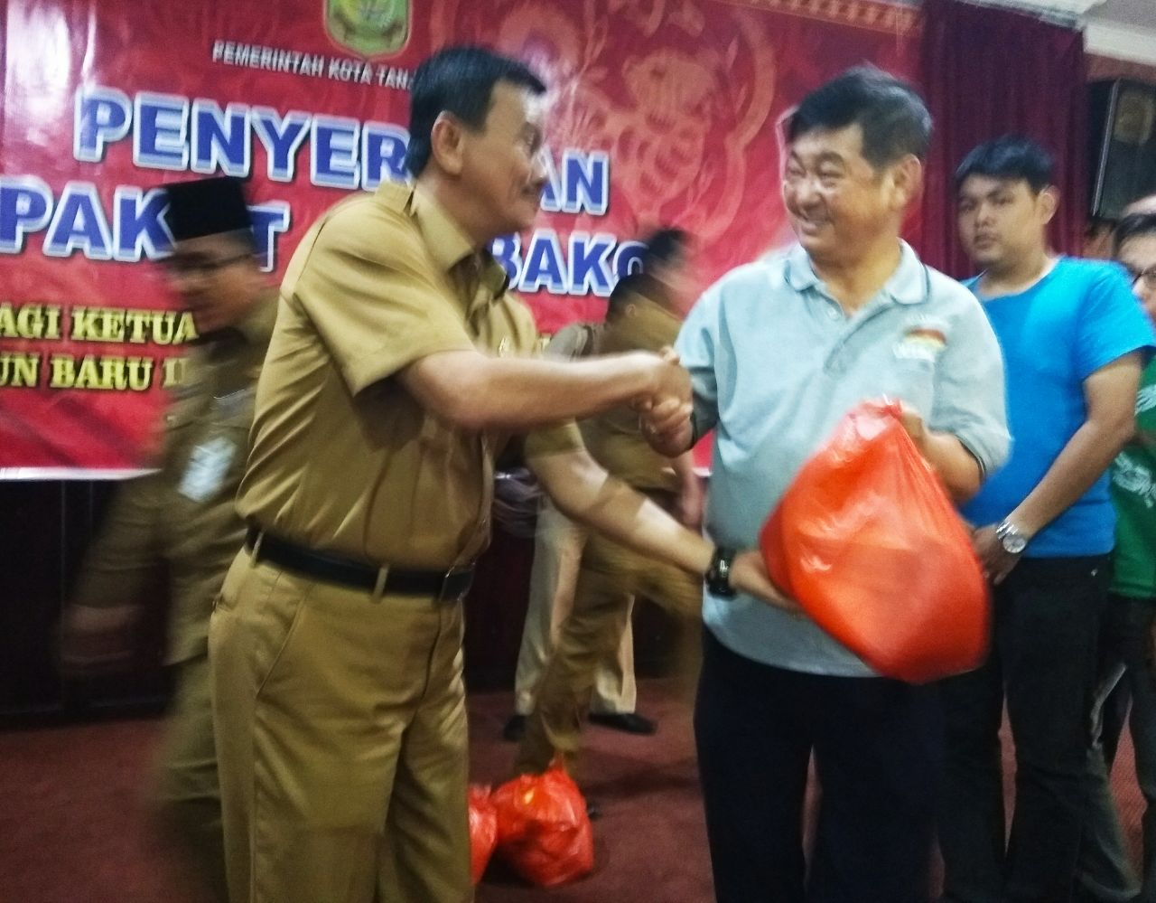 Pj Walikota Tanjungpinang Raja Ariza saat menyerahkan Paket Sembako kepada salah satu,RT dibGedung Bulang Linggi Arsip dan Perpustakaan Tanjungpinang