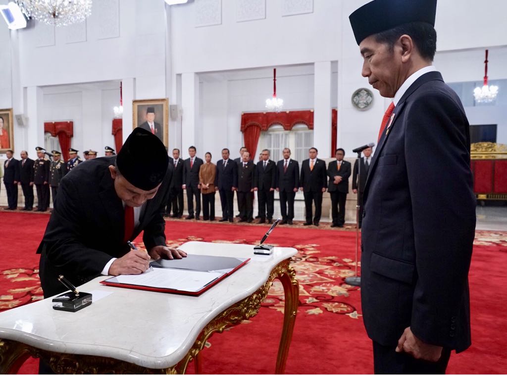 Presiden (RI) Joko Widodo saat melantik Irjen Pol. Drs. Heru Winarko, S.H. sebagai Kepala Badan Narkotika Nasional (BNN)