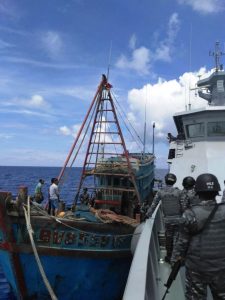 Di Laut Natuna, KRI Halasan-630 Satkat Koarmada I Tangkap Kapal Ikan Asing Vietnam