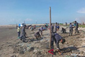 Lanal dan DLH Lingga Bersihkan Pantai