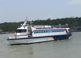 Kapal Ferry Marina Kandas di Perairan Pulau Duyung