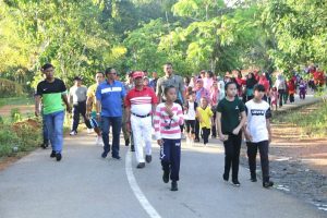 Pererat Persatuan, Wabup Bintan Jalan Santai Bersama Masyarakat Toapaya Asri