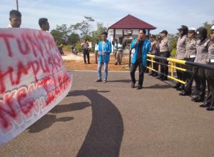 Belasan Mahasiswa Menggelar Aksi Unjuk Rasa