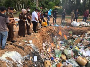 Kejari Tanjungpinang Musnahkan Barang Bukti Senilai 5 Miliar