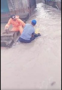 Seorang Anak Hanyut Terseret Arus Deras