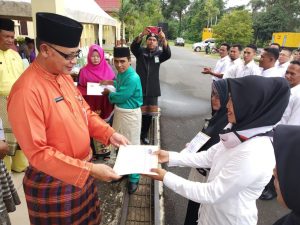 Juramadi Esram Serahkan SK Pengangkatan 100 Guru Tidak Tetap