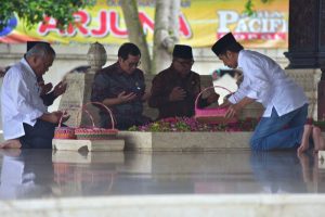 Jokowi Berziarah ke Makam Bung Karno