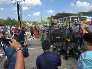 Puluhan Pemukul Pasukan Huru-Hara Prajurit TNI AU Siap Siaga di Bandara RHF