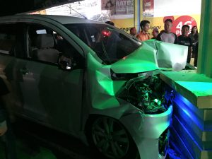 Mobil Suzuki Ertiga Hancur Usai Hantam Gapura Masjid