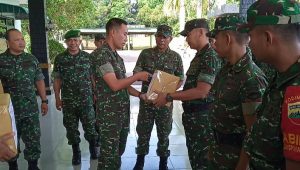 Dandim Letkol Gusti Bagikan Bingkisan Lebaran