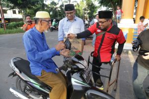 Penyandang Disabilitas Gandeng SMSI Bagi-bagi Takjil