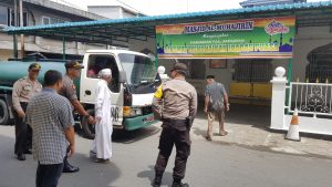 Air Masjid Tidak Berjalan, Polsek Tanjungpinang Barat Kirimkan Pasokan Air