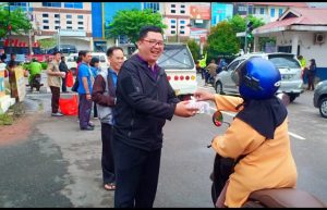 Sejumlah Pengendara di Lampu Merah Batu 9 Terima Takjil Dari Pendeta