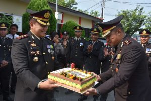 Kue Ulang Tahun untuk Wakapolres Tanjungpinang Bertepatan di Hari Pahlawan