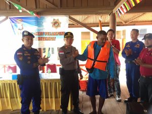 Antisipasi Cuaca Ekstrim Polres Bintan dan Melayu Raya Bintan Bagikan Life Jacket ke nelayan.