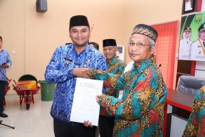 75 RT di Kelurahan Tanjungpinang Barat Terima Bantuan Peralatan Gotong Royong