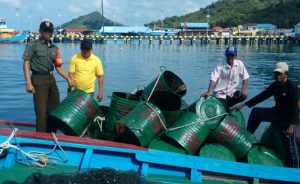 Kopda Agus Serahkan 30 Tong Sampah Untuk Desa Air Biru Badri