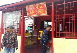PDM Kota Tanjungpinang Lakukan Penyemprotan Disinfektan Di Kelenteng
