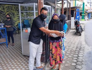 Pengusaha Muda Bagi-bagi Sembako Untuk 250 Janda Tua di Kampung Bugis