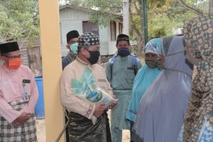 Wakil Bupati Lingga Bersama BAZNAS Salurkan Zakat di Dua Desa