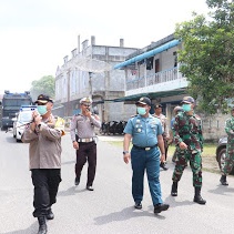 Bersama pemkab lingga TNI-Polri Turun Melakukan Penyemprotan Di setiap Jalan