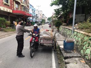 Polsek Balai Karimun Berbagi Nasi Jelang Buka Puasa ke Warga Kurang Mampu