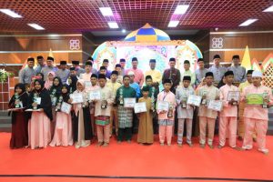 Bupati Karimun Serahkan Piala Sekaligus Menutup STQ Kecamatan Meral