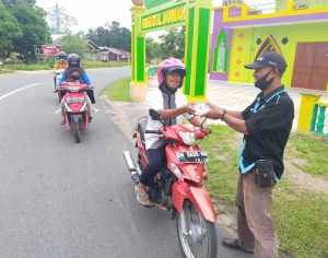 Humas Pemkab Lingga dan AJOI Serta IWO Bagikan Takjil di Jalan di Dabo Singkep