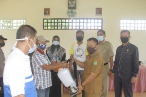 Wakil Bupati Lingga Menyerahkan Alat Semprot Dan Disinfektan Ke Kelurahan