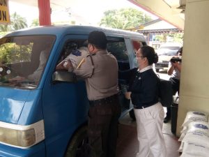 Polsek Balai dan Yayasan Buddha Tzu Chi Beri Bantuan Beras ke Sopir Oplet di Karimun