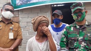 Ibu Ini Menangis Melihat Rumahnya di Rehab Prajurit Kodim 0317/TBK