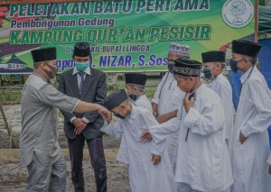 Wabup Lingga Lakukan Peletakan Batu Pertama “Kampung Qur’an” Singkep Pesisir