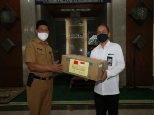 Cegah Penularan Covid-19, Masjid BJ Habibie dan Agung Batam Terima Bantuan Masker dari BP Batam