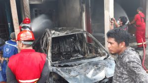 Diduga Konsleting Listrik, Mobil dan Bangunan di Karimun Ludes Terbakar