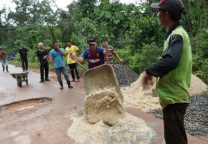 Goro di Singkep Barat, Wabup Lingga Berjibaku Bersama Warga