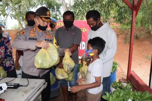 Vicon Serentak Bersama Kapolri dan Panglima TNI, Polres Karimun Bagikan Ketahanan Pangan ke Warga