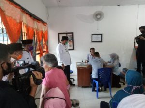 Bupati dan Wakil Bupati Anambas Tinjau Penyaluran BST Tahap III di Kantor Pos